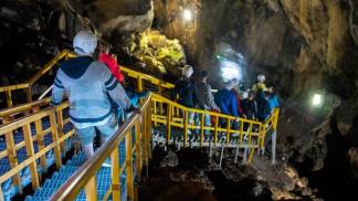 vista-della-grotta-di-ialomitei-nelle-montagne-di-bucegi-romania_1268-20530